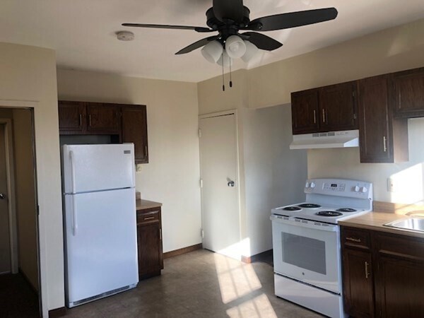 Building Photo - 39 Meadow St