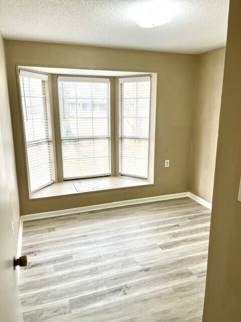 Building Photo - 1210 S Augusta Ave