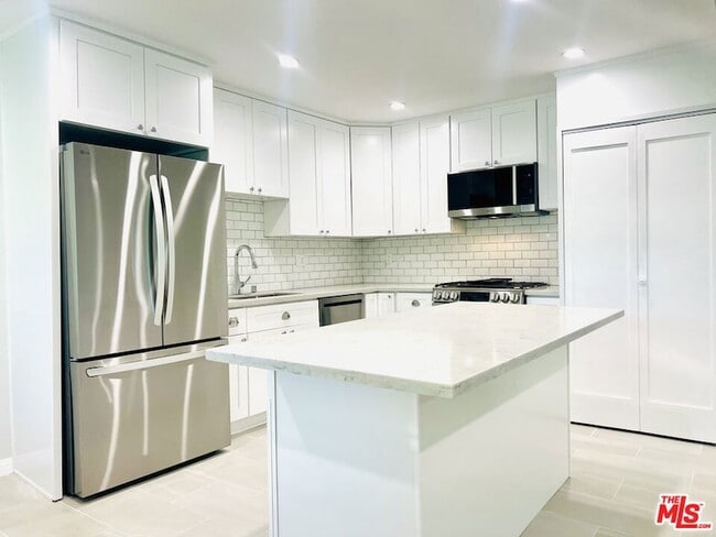 Building Photo - 624 N Toluca Park Dr