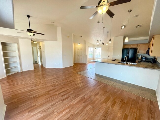 Building Photo - Cute 3 Bedroom Desert Lakes Golf Course Co...