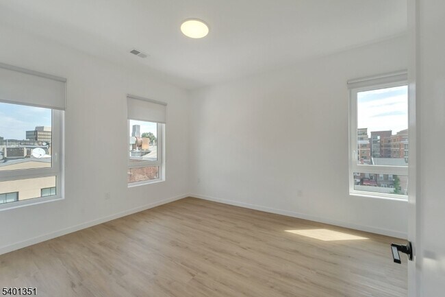 Building Photo - 22 Schuyler Pl