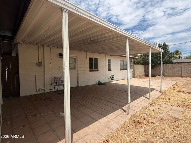 Building Photo - 2221 E Osborn Rd