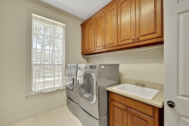 Building Photo - 10111 Bluffview Cir