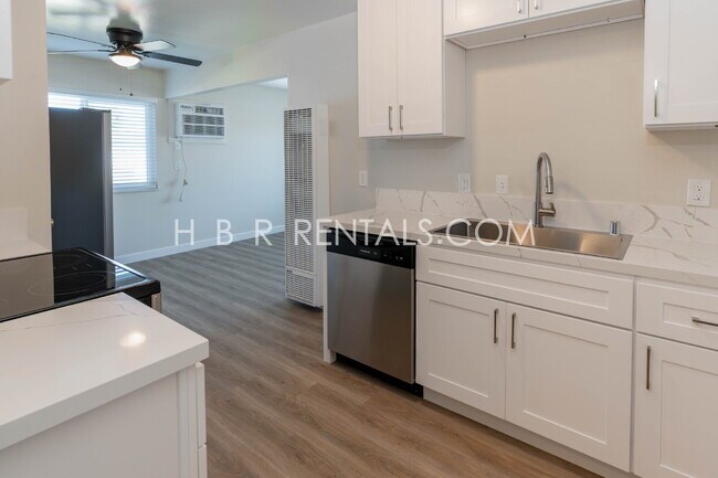 Building Photo - Stylishly Updated Home with Modern Kitchen and Fresh Flooring in Manteca