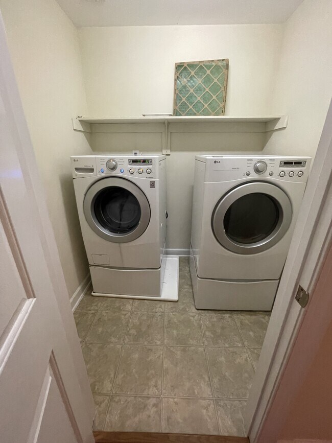 Building Photo - 5001 Paces Ferry Dr