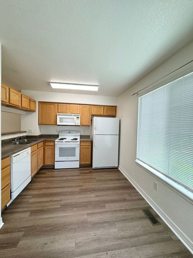 Building Photo - 2 Bedroom, 1.5 Bathroom Condo Only Seconds...
