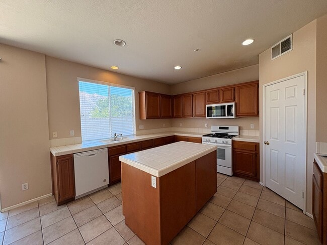 Building Photo - 4 Bed, 2.5 Bath in Riverside!