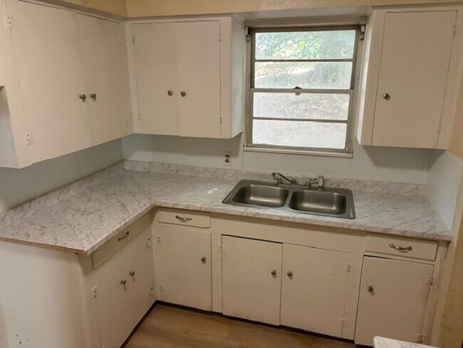 Building Photo - 3425 Sunset Dr