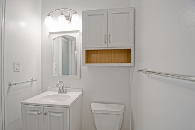Building Photo - Beautifully Remodeled, Bright & Airy Home w/ Detached Bonus Room w/ Bath & 1-Car Garage, Front Ya...