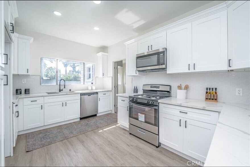 Building Photo - 1842 W 50th St