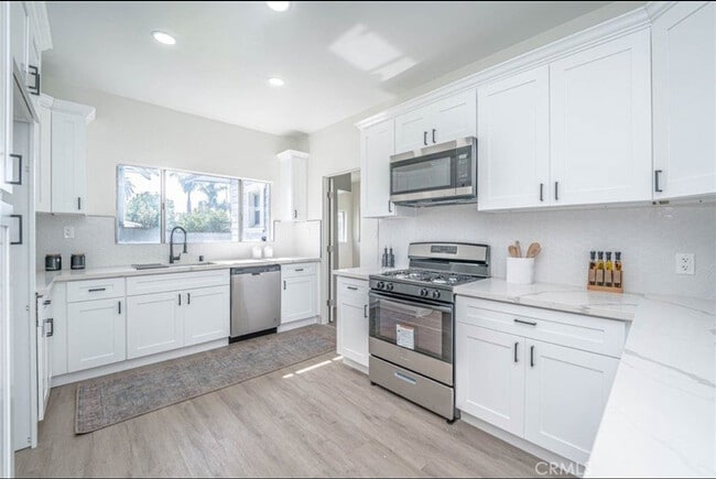 Building Photo - 1842 W 50th St