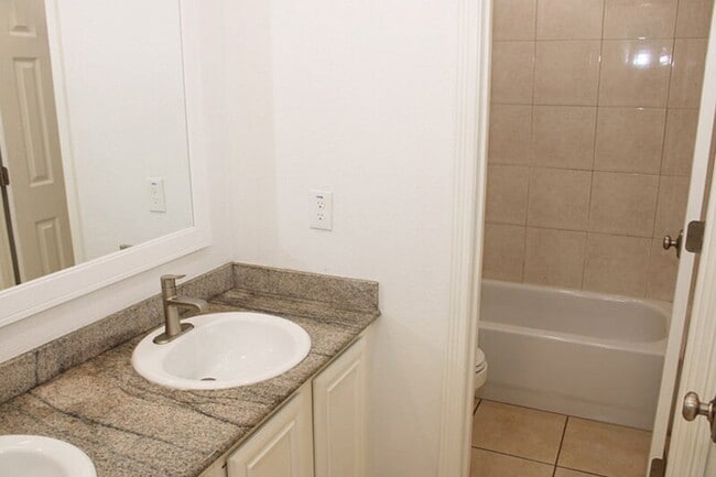 Building Photo - "Lovely 4-Bedroom Lakeside Retreat in Rock...