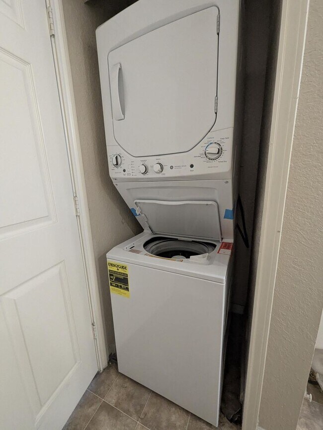 Building Photo - 1x1 Cozy and convenient. 1st floor unit