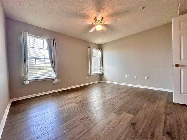 Building Photo - Spacious 1 Bed / 1 Bath Condo in Indian La...