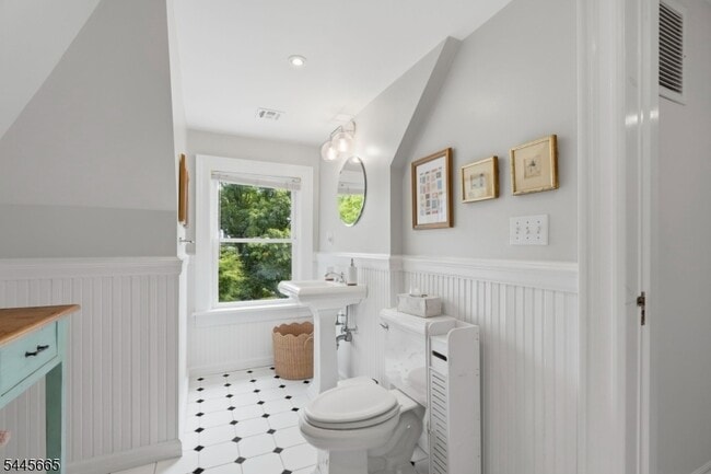 Building Photo - 40 Oakwood Ave