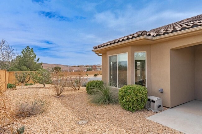 Building Photo - Bright & Beautiful 2 Bedroom Home in Sun R...