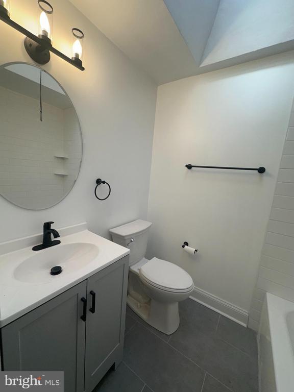 Building Photo - 2204 Lynn Blvd