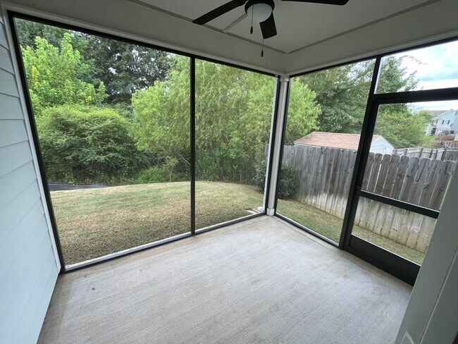 Building Photo - Move in Ready: 4 bedroom- 2 bath Beauty! Appliances Included