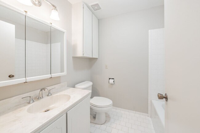 Building Photo - Prime Location in Overton West! Spacious D...