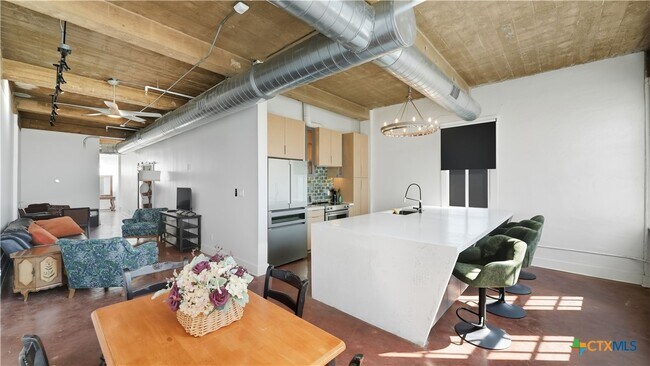 Building Photo - 222 Losoya St