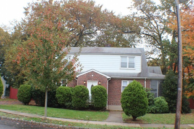Building Photo - 5 Summit Ave 2nd Floor - 2Bdrm Rental