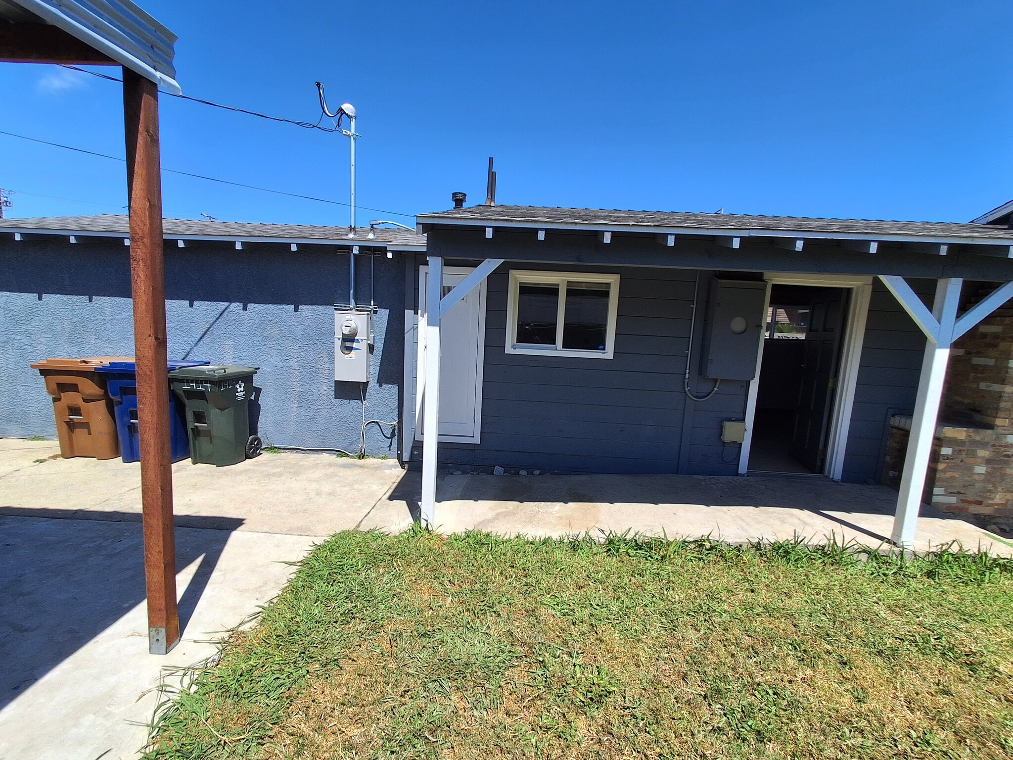 Front Entry - 1412 W 107th St