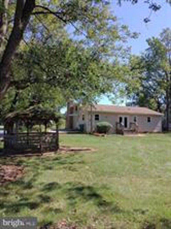 Building Photo - 3 BR Country Home