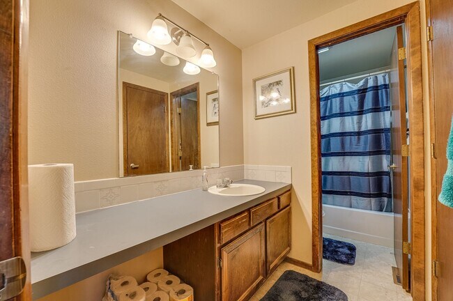 Building Photo - 3 bed, 2 bath Tri-Level in Brown Farm Subdivision