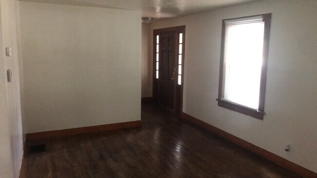 Building Photo - 3861 Far Hills Ave