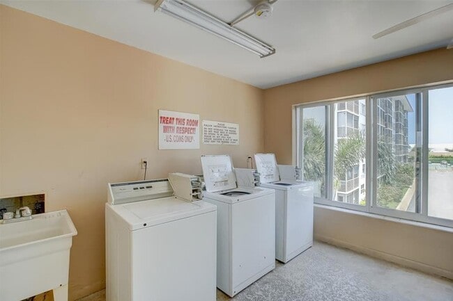 Building Photo - 3040 NE 16th Ave