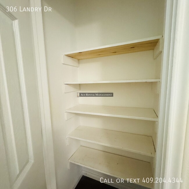 Building Photo - 306 Landry Dr