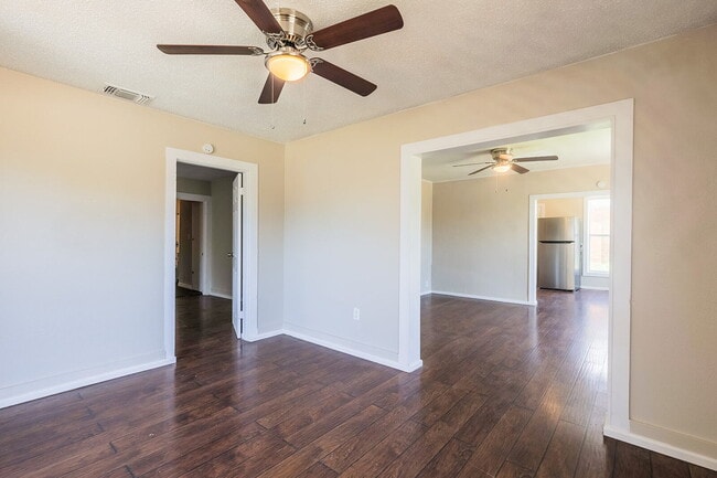 Building Photo - 3/2 with Bonus room!