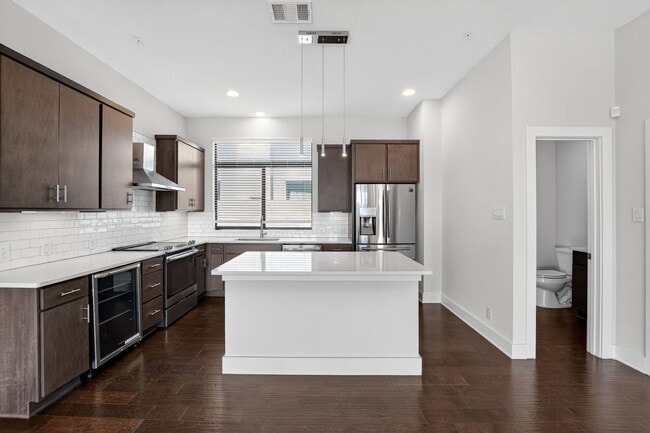 Building Photo - 4 Week Free Move-In Incentive!! Modern Luxury Townhome in Gated Community – Rooftop Balcony & Pre...