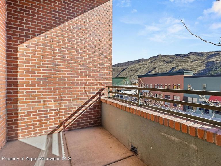 Building Photo - 231 Robinson St