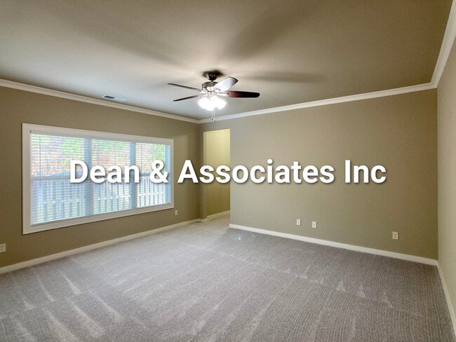 Building Photo - 472 Lake Chelsea Way