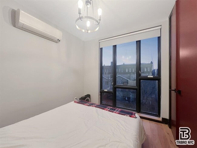 Building Photo - Hull Street