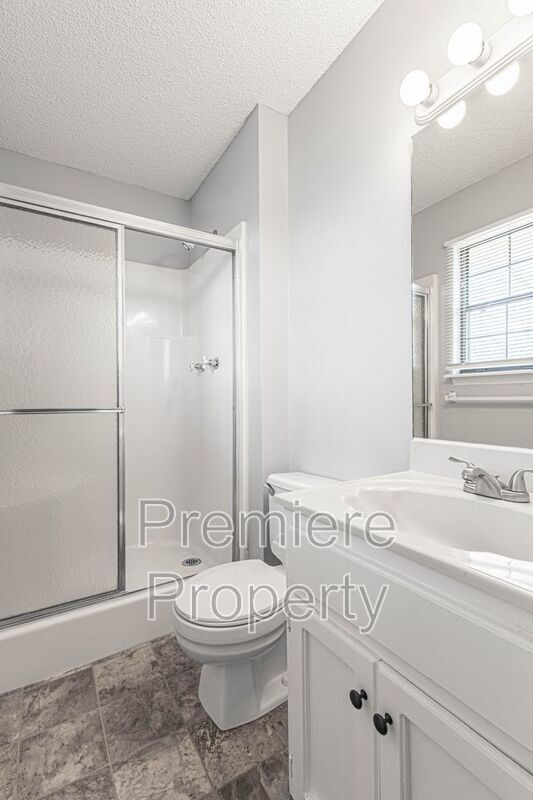 Building Photo - 604 NE Mimosa Dr