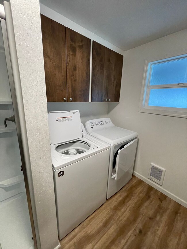 Building Photo - Completely Updated 2 Bdrm Home