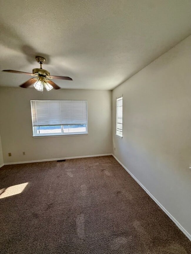 Building Photo - 2 Bed, 2 Bath Duplex with fenced yard in B...