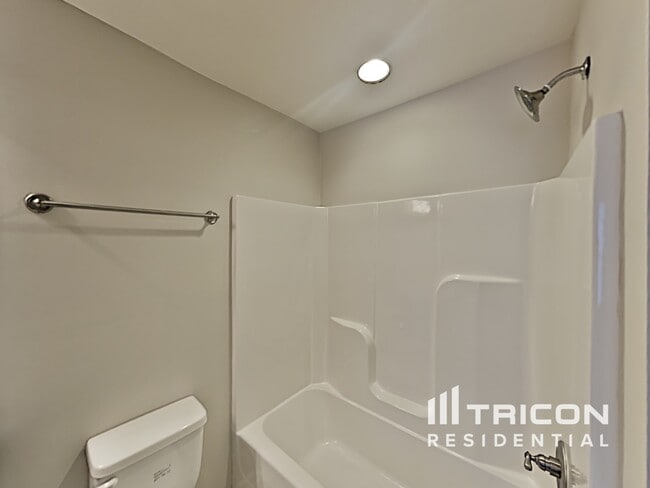 Building Photo - 409 Riverwood Ct