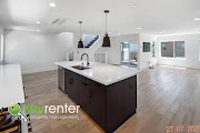 Building Photo - Newer Energy Efficient Luxury Townhouse in...