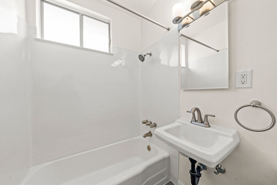 Building Photo - 1000 E 32nd St