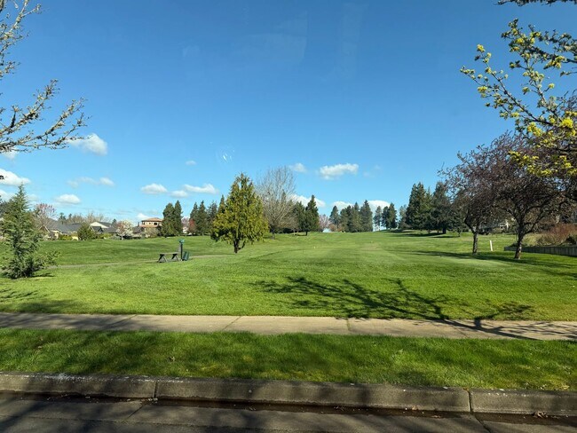 Building Photo - 5 Bedrooms and 2.5 Bathrooms with Views of the Rolling Hills of Corvallis Country Club