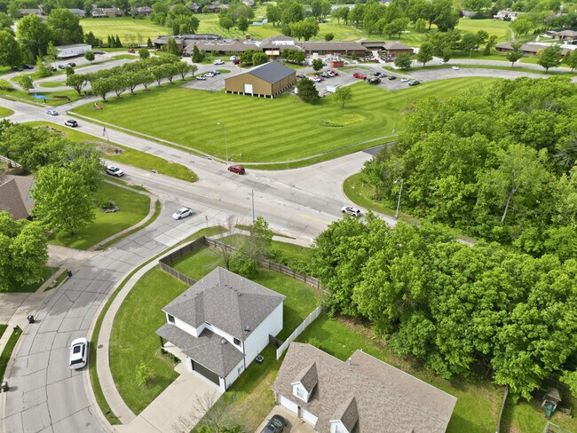 Building Photo - 3201 Crestwood Ln