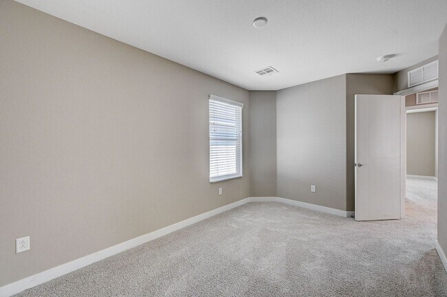 Building Photo - 2022 Single Family Home: 50% off first mon...