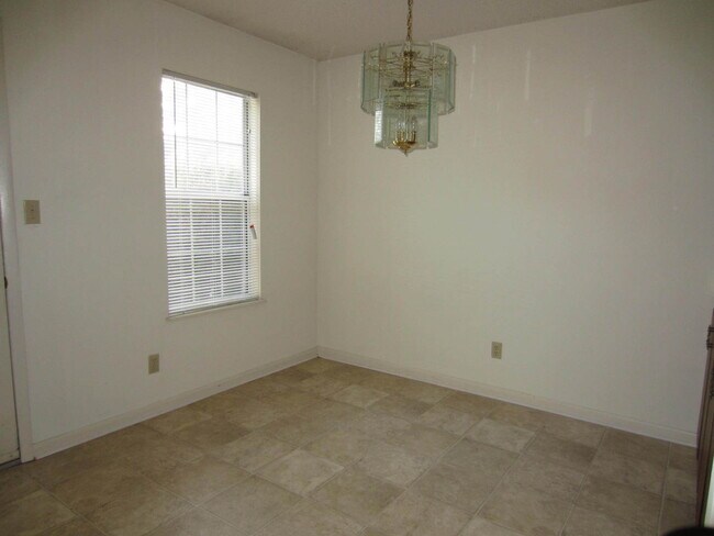 Building Photo - 5 Wooddale Dr