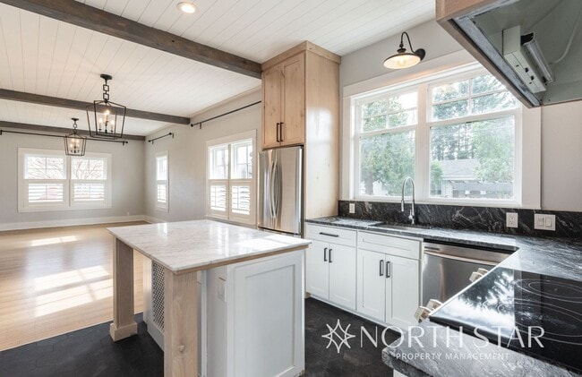 Building Photo - Remodeled Sellwood Bungalow