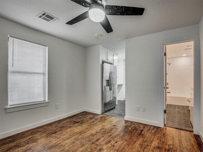 Building Photo - 131 W Acres St