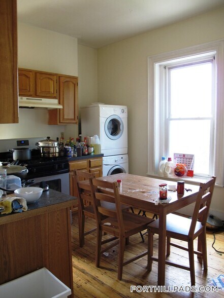 Building Photo - 227 Roxbury St