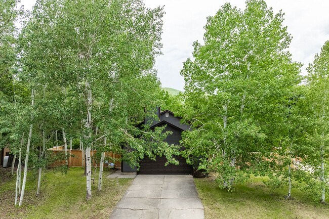Building Photo - Tranquil Park Meadows Escape with Large Pr...